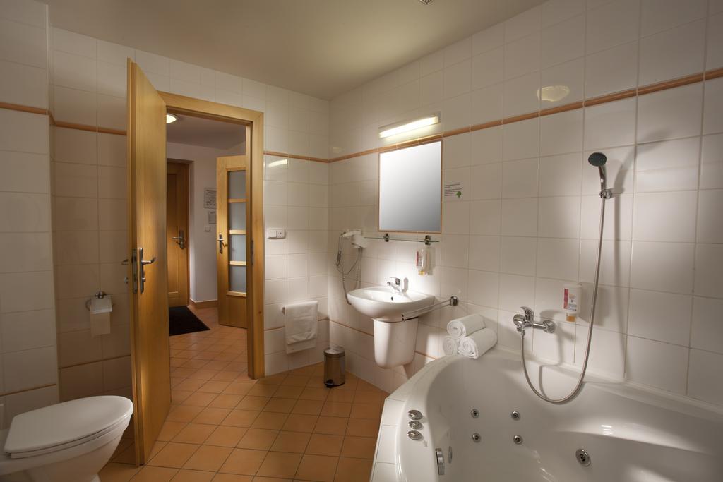 Hotel Kravi Hora Боржетице Экстерьер фото