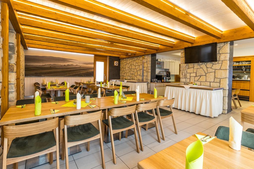 Hotel Kravi Hora Боржетице Экстерьер фото