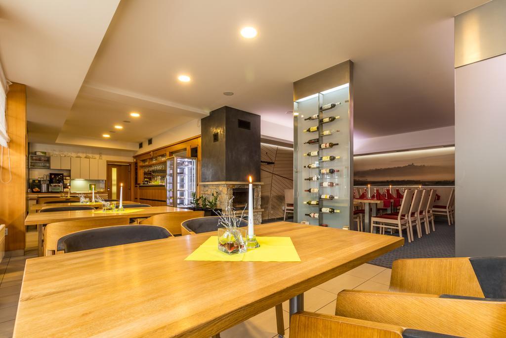 Hotel Kravi Hora Боржетице Экстерьер фото
